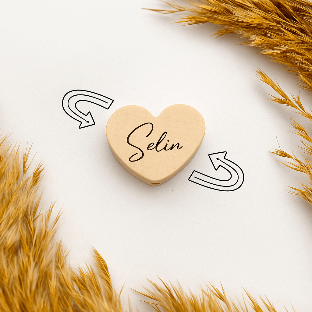 Personalisierte Herzperle - Ahornholz - Schriftart "Sunshine"
