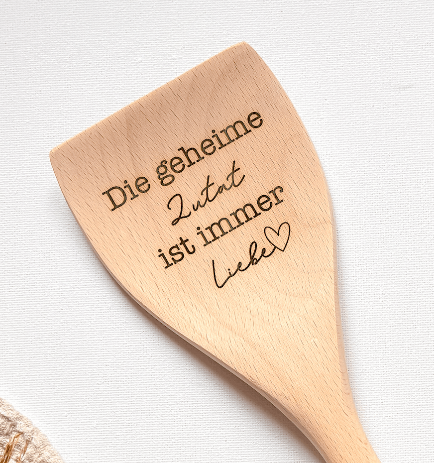 Pfannenwender mit Gravur - Buchenholz - Die geheime Zutat ist immer Liebe - 31,5cm