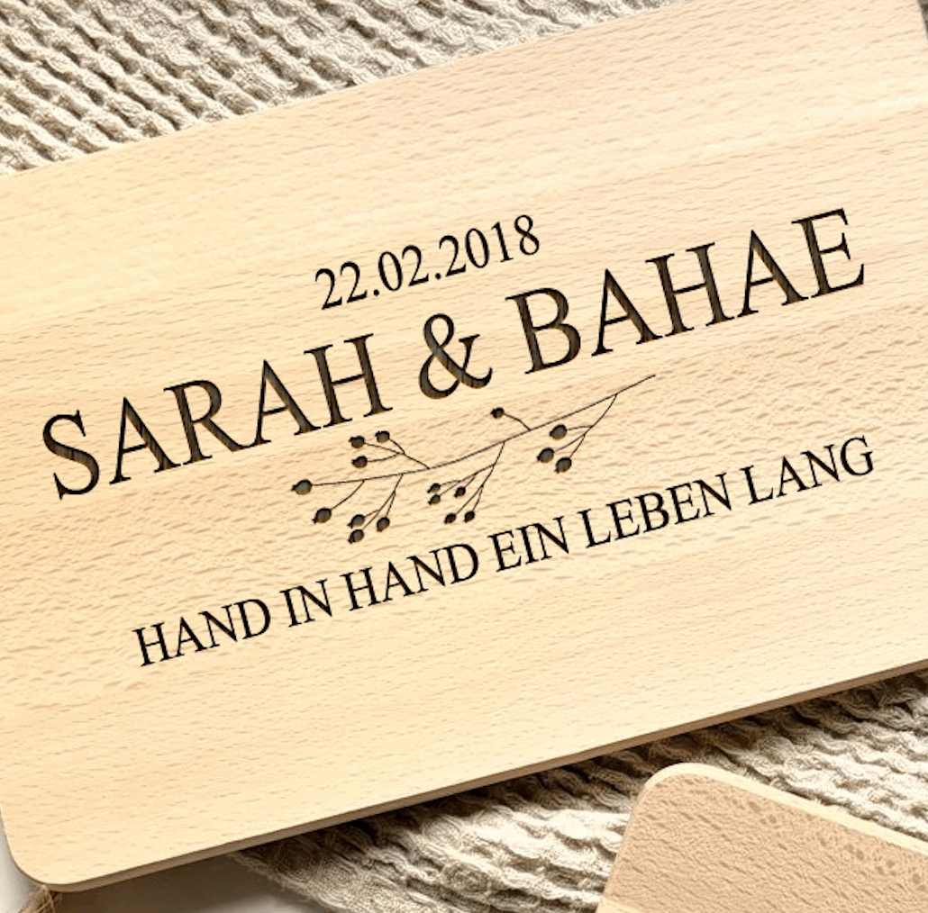 Personalisiertes Holzbrettchen - Buchenholz - Hochzeits- oder Jahrestag - 24cm x 15cm