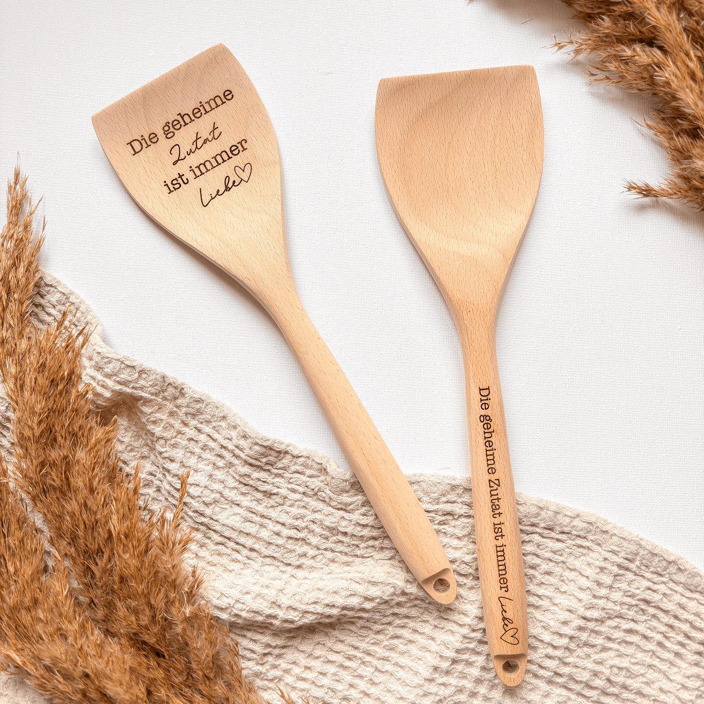 Pfannenwender mit Gravur - Buchenholz - Die geheime Zutat ist immer Liebe - 31,5cm