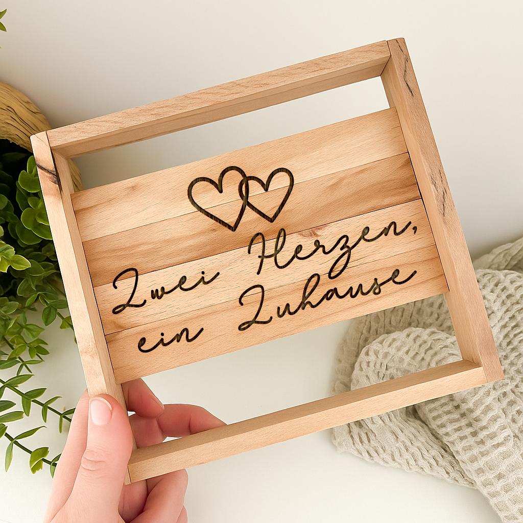 Holzschild „Zwei Herzen, ein Zuhause“ - 16cm x 17,5cm
