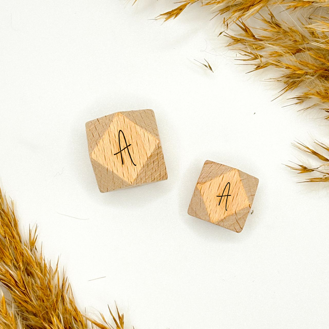 Hexagonperle mit Buchstabe "Signature"