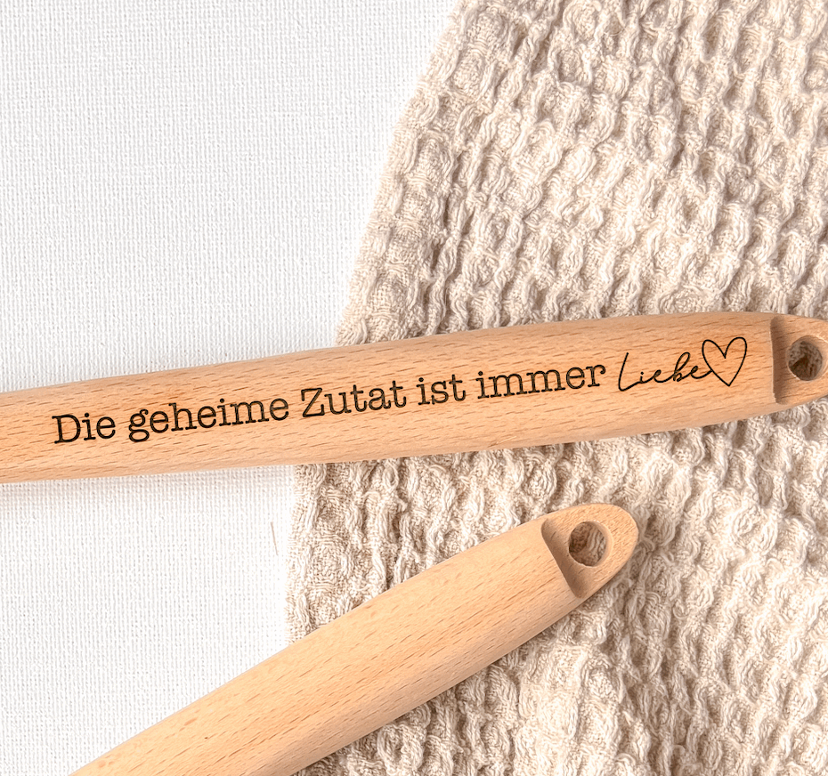 Pfannenwender mit Gravur - Buchenholz - Die geheime Zutat ist immer Liebe - 31,5cm