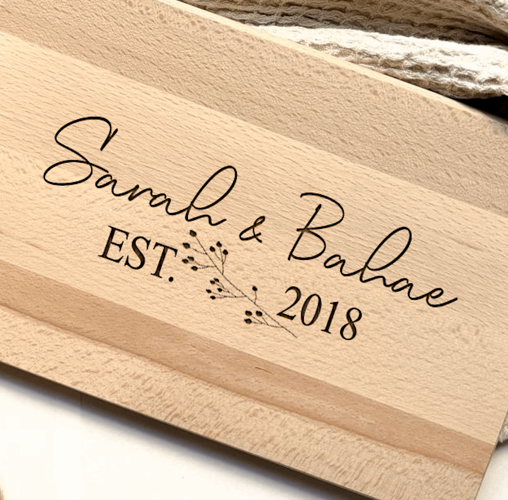 Personalisiertes Holzbrettchen - Buchenholz - Hochzeits- oder Jahrestag - 24cm x 15cm