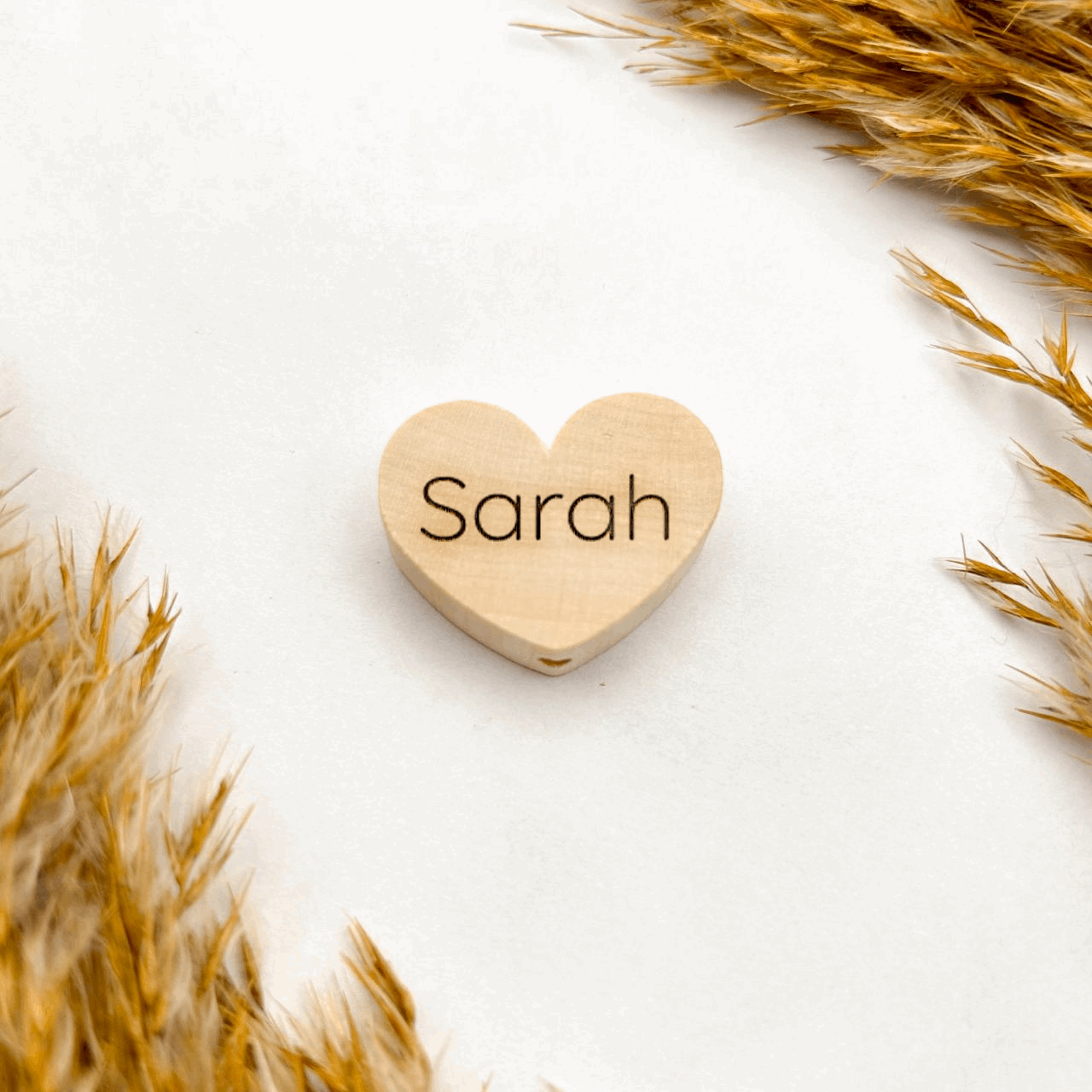 Personalisierte Herzperle - Ahornholz - Schriftart "Quicksand" - BahaeDesigns